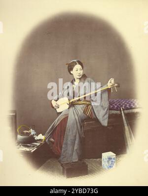 Fille jouant le Samisen, 1866-1867. Femme assise avec une guitare à trois cordes. Banque D'Images