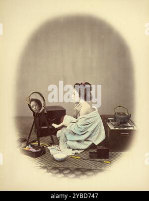 Femme utilisant des cosmétiques, 1866-1867. Femme assise se maquillant dans un miroir. Banque D'Images