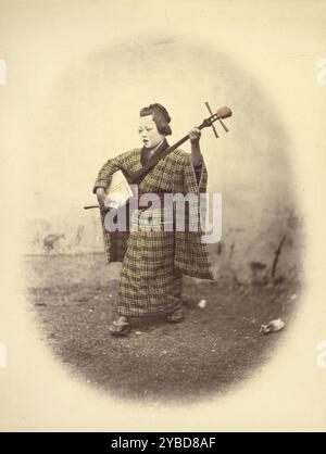 Street Singing Girl, 1866-1867. Portrait pleine longueur d'une femme avec une guitare à trois cordes. Banque D'Images