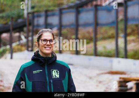 Bad Rippoldsau Schapbach, Allemagne. 18 octobre 2024. Un nouvel enclos est en cours de construction dans le « parc alternatif des loups et des ours dans la Forêt Noire », qui sera utilisé pour abriter l'ours femelle Gaia des Dolomites italiennes et permettra également de capturer et de soigner à l'avenir les animaux sauvages blessés tels que les ours, les lynx et les loups. Gaia, le premier habitant de l'enceinte, actuellement en construction, devrait arriver dans la Forêt Noire au printemps - mais il n'y a pas encore d'horaire exact. Crédit : Philipp von Ditfurth//dpa/Alamy Live News Banque D'Images