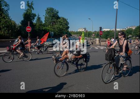 Paris, France, foule manifestation de cyclistes écologistes faisant campagne pour l'utilisation du vélo dans la ville, arrêtant la circulation dans la rue, Banque D'Images