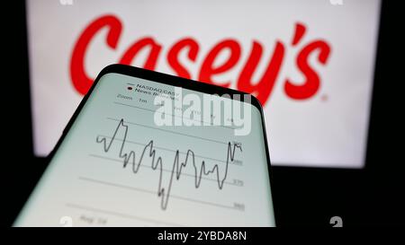Smartphone avec le site Web de la société américaine Casey's General Stores Inc sur l'écran devant le logo de l'entreprise. Concentrez-vous sur le coin supérieur gauche de l'écran du téléphone. Banque D'Images
