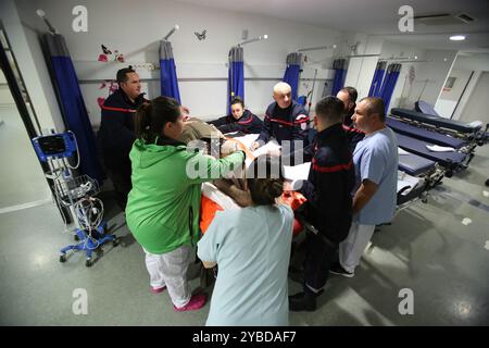 Manosque, France. 24 décembre 2019. Les ambulanciers ambulanciers accueillent à l'hôpital trois personnes blessées dans un accident de la route. L’hôpital de Manosque est très fréquenté car la ville est entourée de villages qui n’ont pas d’hôpitaux. Le service des urgences et son personnel soignent annuellement environ 35 000 patients Banque D'Images