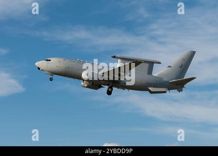 Aéroport de Londres Southend, Essex, Royaume-Uni. 18 octobre 2024. Le Boeing E-7A Wedgetail AEW1 série WT001 a quitté l'aéroport de Southend après avoir été peint aux couleurs de la Royal Air Force. C'est le premier des 3 avions AEW actuellement en commande qui comble le vide dans le rôle depuis que le Boeing E-3 Sentry a quitté le service de la RAF en 2021. Cet avion volait à l'origine en 2010 en tant que Boeing Business Jet sur des services charter jusqu'à son retour à Boeing et plus tard à STS Aviation services à l'aéroport de Birmingham pour une conversion étendue à l'usage militaire AEW. Le 1er octobre, l'avion est arrivé à Satys Air Livery à Southend pour recevoir les couleurs de la RAF Banque D'Images