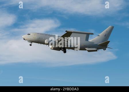 Aéroport de Londres Southend, Essex, Royaume-Uni. 18 octobre 2024. Le Boeing E-7A Wedgetail AEW1 série WT001 a quitté l'aéroport de Southend après avoir été peint aux couleurs de la Royal Air Force. C'est le premier des 3 avions AEW actuellement en commande qui comble le vide dans le rôle depuis que le Boeing E-3 Sentry a quitté le service de la RAF en 2021. Cet avion volait à l'origine en 2010 en tant que Boeing Business Jet sur des services charter jusqu'à son retour à Boeing et plus tard à STS Aviation services à l'aéroport de Birmingham pour une conversion étendue à l'usage militaire AEW. Le 1er octobre, l'avion est arrivé à Satys Air Livery à Southend pour recevoir les couleurs de la RAF Banque D'Images