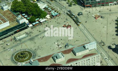 Berlin, Allemagne - 3 juillet 2015 : vue aérienne de l'Alexanderplatz : acheteurs et tramways sur l'emblématique place de la ville de Berlin Banque D'Images