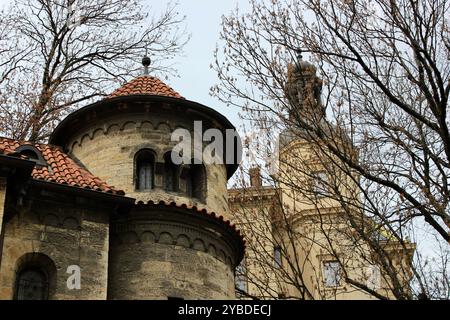 Salle de cérémonie et synagogue Klausen dans le vieux cimetière juif de Prague avec arbres d'hiver Banque D'Images