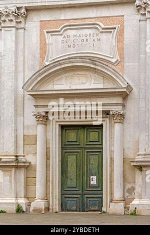 Venise, Italie - 09 octobre 2024 : entrée à l'église catholique romaine Santa Fosca sur la place du jour d'automne. Banque D'Images