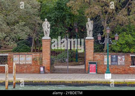 Venise, Italie - 10 octobre 2024 : porte d'entrée du jardin du parc public Giardini Papadopoli dans la vieille ville voyage d'automne. Banque D'Images