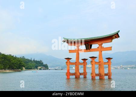 Miyajima, Japon - 23 juillet 2017 : porte Torii solitaire du sanctuaire Itsukushima dans les eaux calmes Banque D'Images