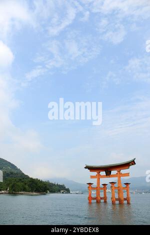 Miyajima, Japon - 23 juillet 2017 : porte Torii solitaire du sanctuaire Itsukushima dans les eaux calmes Banque D'Images