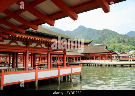 Miyajima, Japon - 23 juillet 2017 : vue sereine de l'emblématique sanctuaire Itsukushima sur l'île de Miyajima Banque D'Images