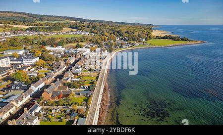 Golspie Sutherland Écosse mer vue sur la marée haute au nord la ville A9 route et esplanade en automne Banque D'Images