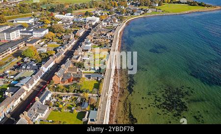 Golspie Sutherland Écosse mer haute vue sur la marée au nord la ville abrite la route A9 et l'esplanade en automne Banque D'Images