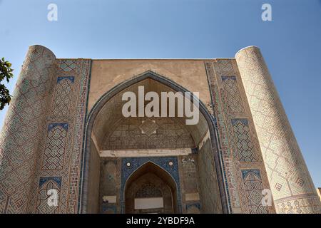 La grande entrée de la mosquée Bibi-Khanym, l’un des monuments architecturaux les plus emblématiques de Samarcande. Construit au XVe siècle sous le règne de Ti Banque D'Images