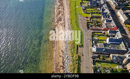 Golspie Sutherland Écosse la mer à marée haute maisons de ville près de la plage de sable fin en automne Banque D'Images