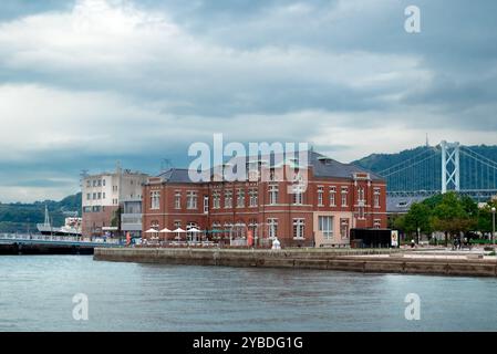 Mojiko Retro bâtiment et pont Kanmon en arrière-plan au port de Moji à Kitakyushu, Fukuoka, Japon Banque D'Images