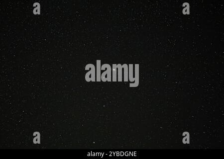 Ciel étoilé rempli d'innombrables étoiles visibles et de la galaxie d'Andromède au centre sur un vaste fond sombre. Banque D'Images