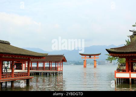 Miyajima, Japon - 23 juillet 2017 : vue panoramique du sanctuaire Itsukushima et de la porte flottante Torii Banque D'Images