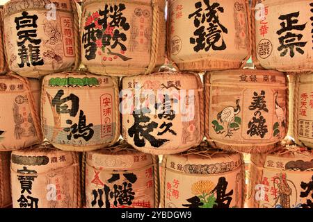 Miyajima, Japon - 23 juillet 2017 : fûts de saké japonais traditionnels avec texte kanji décoratif avec les marques “Hakutsuru” et “Bi no Tsuru” Banque D'Images