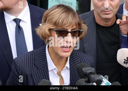 Palerme, Italie. 18 octobre 2024. Processo Open Arms, dichiarazioni dell'avvocato di Salvini Giulia Bongiorno, Palermo Venerdi 18 Ottobre 2024 ( Foto Alberto Lo Bianco/Lapresse)sur la photo L'avocate Giulia Bongiorno quitte le bunker de la prison de Pagliarelli après le discours final du procès des armes ouvertes Palerme Italie vendredi 18 octobre 2024 (photo Alberto Lo Bianco/Lapresse) crédit : LaPagliarelli Live News Banque D'Images