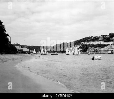 Dériveur au large du port de Salcombe dans l'estuaire de Salcombe Kingsbridge, Salcombe, Devon, Royaume-Uni. Banque D'Images