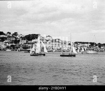 Dériveur au large du port de Salcombe dans l'estuaire de Salcombe Kingsbridge, Salcombe, Devon, Royaume-Uni. Banque D'Images