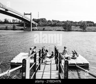 Baignade dans le Nouveau Danube, Neue Donau, Vienne, Autriche, Europe. Banque D'Images