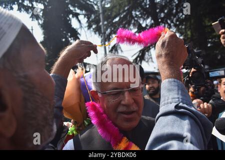 Srinagar, Inde. 10 octobre 2024. Le chef du parti de la Conférence nationale du Jammu-et-Cachemire (JKNC), Omar Abdullah, est accueilli par des partisans avec des guirlandes à sa résidence, un jour après sa victoire aux élections de l'Assemblée locale, à Srinagar, en Inde, le 10 octobre 2024. Le Cachemire sous administration indienne élu le 8 octobre, son premier gouvernement depuis que le territoire himalayen a été placé sous le contrôle direct de New Delhi, alors que les électeurs soutenaient les partis d'opposition pour diriger son Assemblée régionale. (Photo de Mubashir Hassan/Pacific Press/Sipa USA) crédit : Sipa USA/Alamy Live News Banque D'Images