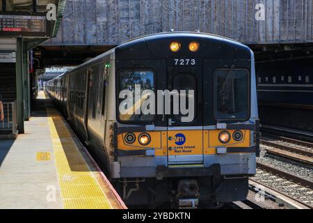 Woodside, New York, États-Unis - 20 août 2024 : trains arrivant et partant à une station de transit Woodside très fréquentée dans la ville de New York par un jour ensoleillé Banque D'Images