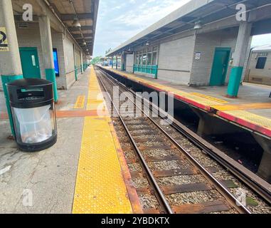 Babylon, New York, États-Unis - 8 juillet 2024 : voies ferrées de long Island Railroad à la station de train Babylon. Banque D'Images