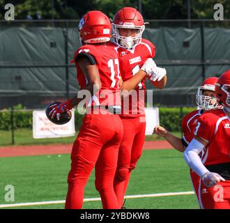 West Islip, New York, États-Unis - 14 septembre 2024 : deux footballeurs de lycée sautent en l'air et se mettent à la poitrine pour célébrer le touchdown. Banque D'Images