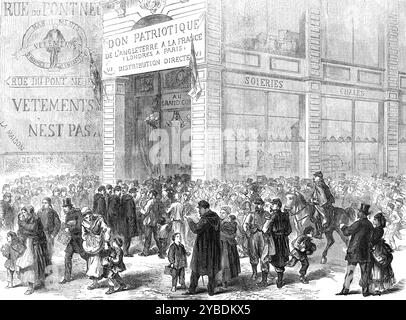 Relief de Paris : distribution du cadeau anglais à la Maison du Grand Cond&#xe9;, rue de Seine, 1871. Guerre franco-prussienne - aide humanitaire de l'Angleterre. Illustration représentant "...l'empressement avec lequel la population en détresse a reçu les vivres apportés à Paris pendant l'armistice". Tiré de "Illustrated London News", 1871. Banque D'Images