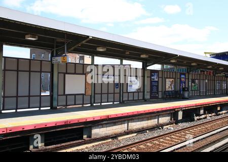 Woodside, New York, États-Unis - 20 août 2024 : plate-forme de la gare de Woodside dans le Queens New York. Banque D'Images