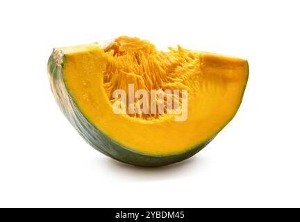 La vue latérale de la tranche ou de la pièce de citrouille japonaise verte fraîche est isolée sur fond blanc avec chemin de détourage. Banque D'Images