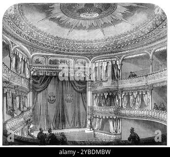 Intérieur du Royal court Theatre, Sloane-Square, 1871. « L'ouverture d'un nouveau théâtre londonien, le soir de la semaine de mercredi, est également remarquée dans notre dossier actuel des affaires théâtrales. Ce bâtiment a été érigé sur le site d'un établissement obscur et infructueux dans la même ligne, qui a été mis en place à Pâques, et qui n'a jamais eu beaucoup de chance. La situation est favorable, étant presque en face de la gare du Metropolitan District Railway à Sloane-Square, Chelsea, à quelques minutes de trajet de toutes les parties de la ville voisines de la ligne de métro. La Cour royale, AS Banque D'Images