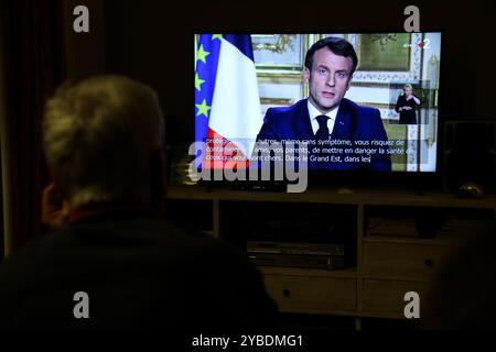 Manosque, France. 16 mars 2020. Le président de la France, Emanuel Macron, prononce un discours pour mettre en garde contre le nouvel état de guerre dans le pays et sur les mesures nécessaires pour contenir la propagation du coronavirus en France. Le gouvernement français a mis en place des mesures strictes contre l’épidémie de coronavirus (COVID-19) alors que le pays lutte pour freiner la propagation de l’épidémie. Plus de 6 000 personnes ont été infectées à ce jour, et plus de 130 décès dus au COVID-19 ont été signalés en France Banque D'Images