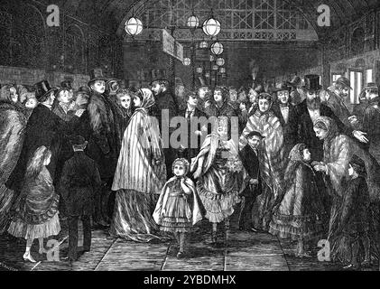 Retour de la pantomime - le dernier train, [Londres], 1871. '...it est une affaire très sérieuse pour ramener les enfants à la maison en toute sécurité. Onze heures et demie de la nuit est trop tard pour que ces petits cognent en ville... pour ceux qui vivent à Sydenham ou à Blackheath, et la confiance au dernier train, à minuit, pour leur retour à une villa de banlieue, la nécessité de prendre un taxi et de conduire rapidement à la gare de Charing-cross ou Victoria, avec un groupe de jeunes fatigués ou excités, est plutôt une affaire anxieuse. Ils parviennent d'une manière ou d'une autre à se rendre à la gare en temps utile ; et Banque D'Images