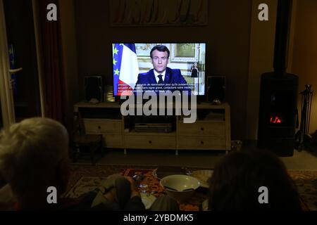 Manosque, France. 16 mars 2020. Le président de la France, Emanuel Macron, prononce un discours pour mettre en garde contre le nouvel état de guerre dans le pays et sur les mesures nécessaires pour contenir la propagation du coronavirus en France. Le gouvernement français a mis en place des mesures strictes contre l’épidémie de coronavirus (COVID-19) alors que le pays lutte pour freiner la propagation de l’épidémie. Plus de 6 000 personnes ont été infectées à ce jour, et plus de 130 décès dus au COVID-19 ont été signalés en France Banque D'Images