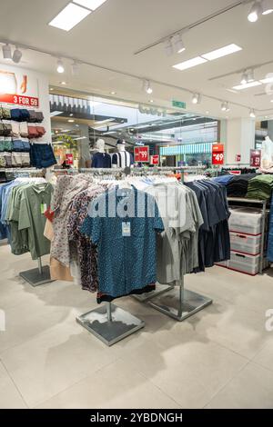 Elmina Lakeside Mall - Oct 23, 2024 : boutique moderne vide remplie de vêtements formels, magasin de détail avec des vêtements à la mode sur cintres et étagères Banque D'Images