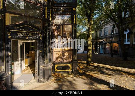 Entrée ensoleillée du Royal Pump Room Museum sur une rue bordée d'arbres avec des feuilles d'automne à Harrogate, Yorkshire, Royaume-Uni. Banque D'Images