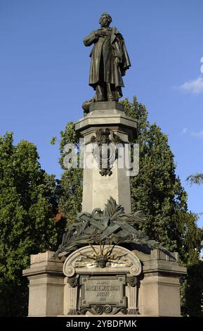 Monument à Adam Bernard Micki, Varsovie. Pologne, 2013. Sculpture, construite en 1898, par le sculpteur polonais Cyprian Godebski (1835-1909). Adam Mickiewicz (1798-1855) était un écrivain et activiste politique polonais et une figure principale du romantisme polonais. Banque D'Images