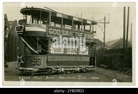 Carte postale originale du tramway de l'époque de la première Guerre mondiale, Leeds Pals Battalioin Recruiting tram car, postée en septembre près du début de la première Guerre mondiale. Daté 1914 sur le devant Banque D'Images