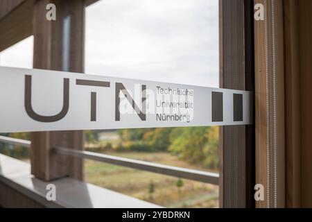 Nuremberg, Allemagne. 18 octobre 2024. Le logo de l'UTN (Université de technologie de Nuremberg) est visible sur une porte. Ouverture du premier bâtiment sur le nouveau campus de l'Université technique de Nuremberg. Crédit : Daniel Vogl/dpa/Alamy Live News Banque D'Images