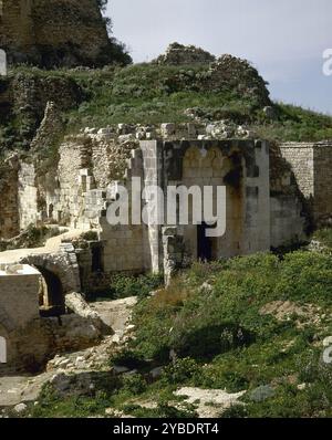 Citadelle de Salah Ed-DIN ou Château de Saladin, près d'Al-Haffah, Syrie, 2001. Château médiéval des croisés. Les Francs ont pris le contrôle du site au XIIe siècle et il est devenu une partie de l'état croisé de la Principauté d'Antioche. Les croisés ont entrepris un vaste programme de construction. En 1188, il tomba aux mains des forces de Saladin après un siège de trois jours. Banque D'Images