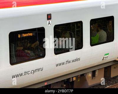 Pontyclun, pays de Galles - 1er octobre 2024 : vue rapprochée du côté d'un train de banlieue diesel transport for Wales Class 197 arrêté à la gare du village Banque D'Images