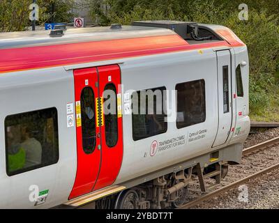 Pontyclun, pays de Galles - 1er octobre 2024 : vue rapprochée du côté d'un train de banlieue diesel transport for Wales Class 197 arrêté à la gare du village Banque D'Images