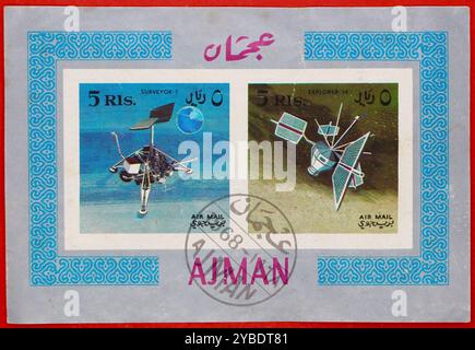 Photo de 5 + 5 timbres-poste riyal qatariens d'Ajman avec illustrations des satellites Surveyor 7 et Explorer 14 1968 série de recherche spatiale Banque D'Images