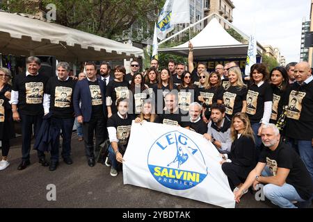 Palerme, Italie. 18 octobre 2024. Parlamentari della Lega parlamentari e senatori della Lega riuniti in piazza Politeama in solidariet&#xe0 ; a Matteo Salvini, Palermo venerdi 18 Ottobre 2024 ( foto Alberto Lo Bianco/Lapresse)parlementaires des LeagueMP et sénateurs de la Ligue réunis à Piazza Politeama en solidarité avec Matteo Salvini, vendredi 18 octobre 2024 (photo Alberto Lo Bianco/Lapresse) Alamy Live News Banque D'Images