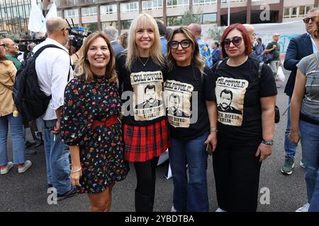 Palerme, Italie. 18 octobre 2024. Parlamentari della Lega parlamentari e senatori della Lega riuniti in piazza Politeama in solidariet&#xe0 ; a Matteo Salvini, Palermo venerdi 18 Ottobre 2024 ( foto Alberto Lo Bianco/Lapresse)parlementaires des LeagueMP et sénateurs de la Ligue réunis à Piazza Politeama en solidarité avec Matteo Salvini, vendredi 18 octobre 2024 (photo Alberto Lo Bianco/Lapresse) Alamy Live News Banque D'Images